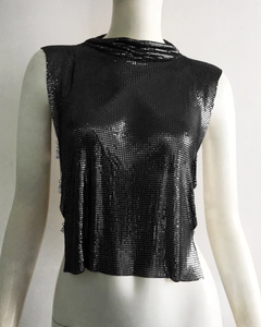 Vorderansicht des schwarzen ärmellosen Crop-Tops aus Metallgewebe mit Strassdetails