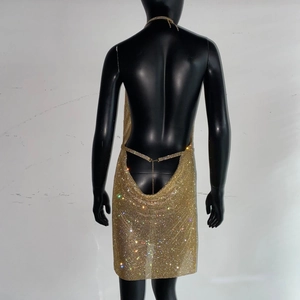Vue détaillée du dos d'une robe en maille dorée avec strass et design dos nu élégant