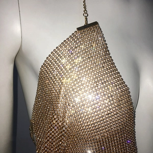 Makrodetail eines sexy goldenen Metallnetz-Haltertops mit funkelnden Strasssteinen