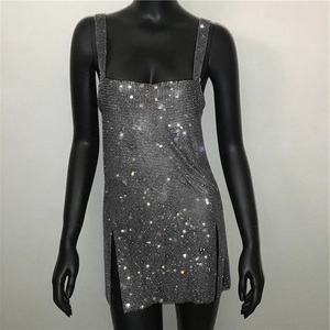 Dettaglio dell'abito mini in rete di paillettes argento con spacchi laterali party
