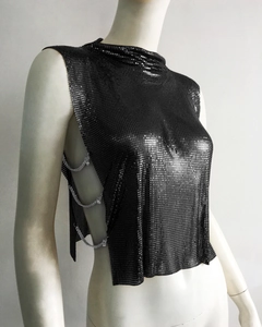 Detail von schwarzem Metall-Mesh-Top mit glitzernden Strassketten auf Mannequin