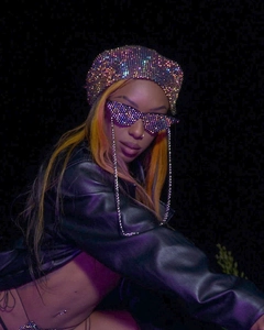 Détail de béret scintillant en strass avec lunettes de soleil en cristal et chaîne en métal