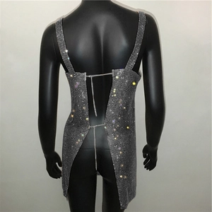 Dettaglio del top argento senza schiena con strass e sottili catene in metallo party