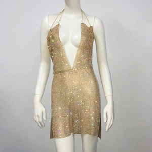 Detail eines schimmernden goldenen Strass-Netzgewebes auf einem sexy Mini-Partykleid