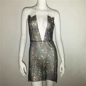 Détail de la robe licou à paillettes argentées avec décolleté en V et bretelles métalliques