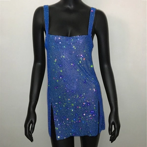Dettaglio del mini abito blu elettrico con strass colorati e spaccchi laterali