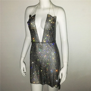 Détail du mesh strass brillant et de la chaîne métallique sur une robe mini à décolleté