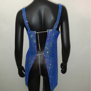 Dettaglio del retro di un abito blu con paillettes, catene metalliche e nappe sottili