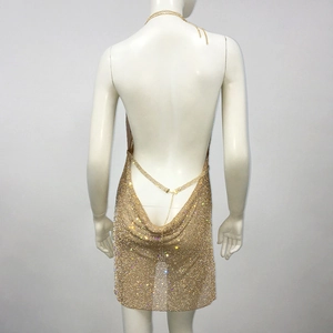 Detailansicht eines funkelnden rückenfreien Partykleids aus Gold-Strass mit Ketten