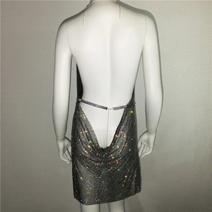 Détails de la mini robe à paillettes avec dos nu et bretelles en chaîne fine