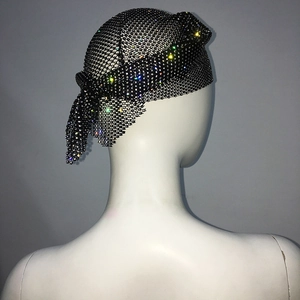 Vue arrière du foulard en maille noire avec strass scintillants et cordon pour les fêtes