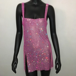 Dettaglio di mini abito rosa scintillante con strass, scollo quadrato e spacco sexy
