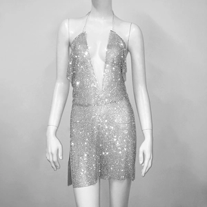 Detail eines silbernen Strass-Netz-Zweiteilers mit tiefem V-Neck-Oberteil und Minirock