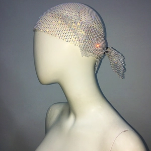 Détail d'un bandeau en maille blanche avec des strass AB brillants pour festivals