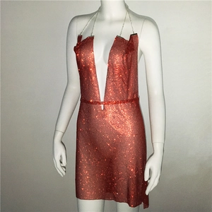 Détail d'une robe licou rouge à strass avec tissu en maille étincelante et col en V