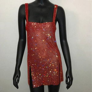 Dettaglio mini abito rosso con paillettes, strass brillanti e spacco laterale