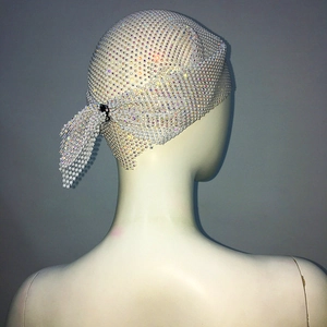 Vue détaillée arrière d'un foulard en résille blanche orné de strass étincelants