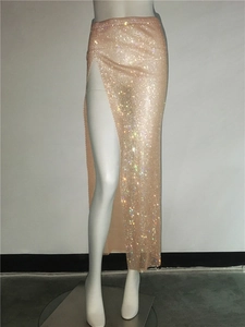 Détail de la fente latérale haute sur jupe en maille champagne avec strass brillants