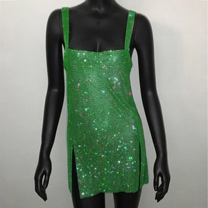 Dettaglio dell'abito corto con paillettes verde chiaro con rete di strass e spacco laterale