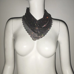 Détail de strass multicolores étincelants sur un foulard triangulaire en résille noire