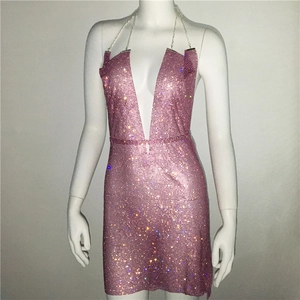 Détail d'une robe dos nu à paillettes roses avec décolleté en V et chaînes en métal