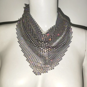 Détail du foulard en maille noire orné de strass étincelants aux reflets arc-en-ciel