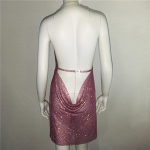 Détails de la mini-robe dos nu à paillettes roses avec texture métallique drapée
