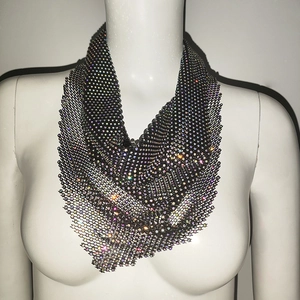 Gros plan du foulard en résille orné de strass multicolores brillants sur fond gris