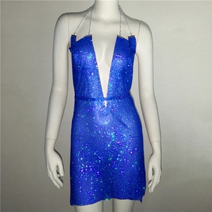 Détail de la robe en maille métallique bleu roi avec strass scintillants et col en V profond