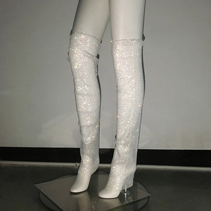 Vue détaillée des bottes cuissardes à bout pointu avec finition en strass brillants