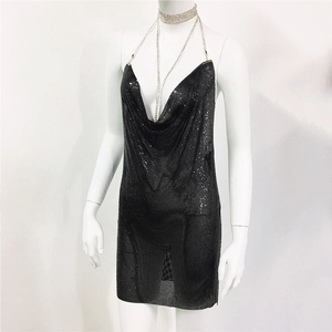 Détail des paillettes noires et du maillage métallique sur la mini robe dos nu licou