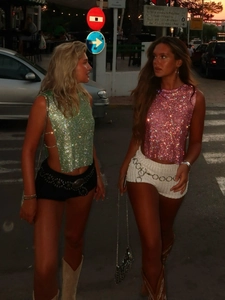 Funkelndes Strass-Halterneck-Top mit Metallketten in Minzgrün und Magenta für Partys