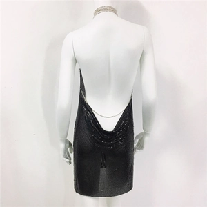 Détail de robe à paillettes métalliques dos nu avec coupe drapée en U et chaînes