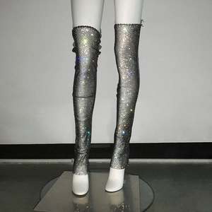 Détail de bottes résille argentées à strass étincelants pour soirées et scènes