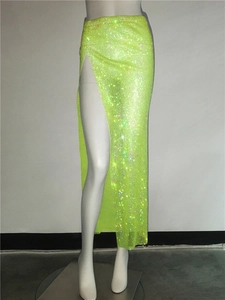Détail d'une jupe en résille vert néon ornée de strass brillants et d'une fente haute
