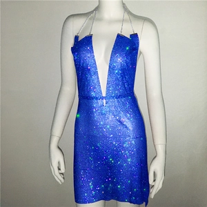 Détail de la robe en maille strass bleu roi avec dos nu et décolleté plongeant en V