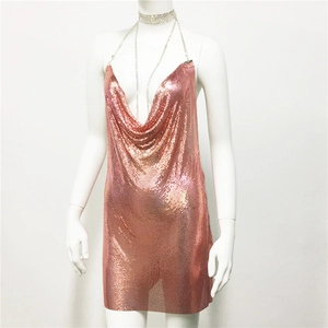 Gros plan détaillé de la robe rose à paillettes avec licou et tour de cou en strass