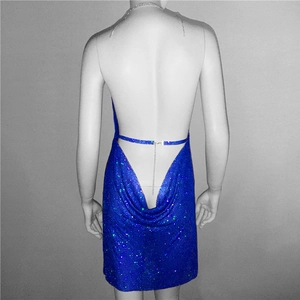 Vue détaillée du dos d'une mini robe bleue dos nu à paillettes avec chaînes métalliques