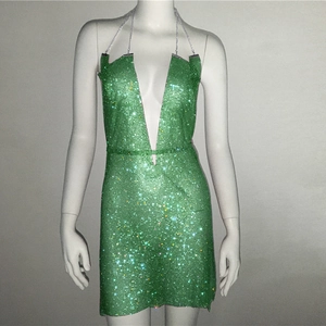 Détail d'une robe de soirée à paillettes vertes avec décolleté en V et licou en chaîne