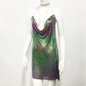 Détail de la robe de soirée en maille à paillettes avec chaîne en cristal et tissu métallique