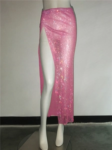 Détail du tissu en maille pailletée rose avec strass brillants et fente latérale haute