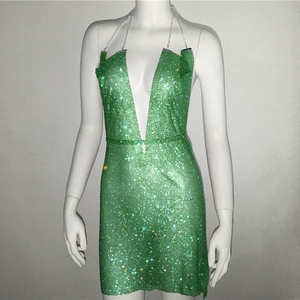 Détail d'une robe strass vert émeraude avec décolleté en V profond et chaînes en métal