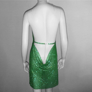 Vue détaillée du dos de la robe à strass vert émeraude avec chaînes métalliques réglables