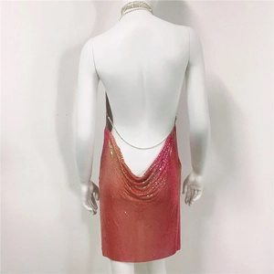 Détail du dos nu de la robe à paillettes avec chaîne en métal et dégradé orange