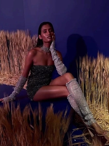 Robe en résille à strass avec manchettes argentées et jambières brillantes assorties
