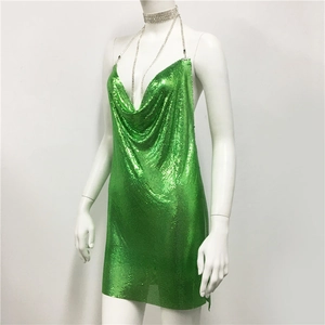 Détail de la robe à paillettes en maille métallique vert vif avec décolleté en V
