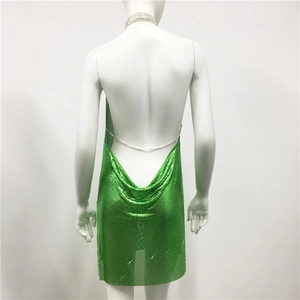 Détail de robe à paillettes vertes avec un dos nu en U profond et fine chaîne argentée