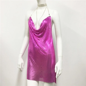 Détail d'une robe de soirée en maille métallique magenta avec col bénitier chic