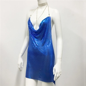 Détail de robe à paillettes en maille bleu roi avec col bénitier et fines chaînes