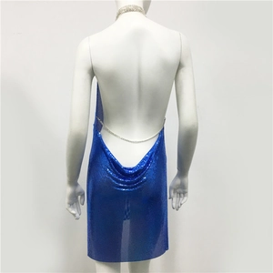 Détail de la robe en maille métallique bleue avec chaîne de dos en strass brillant